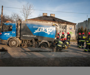 Jezdnia zapadła się pod śmieciarką