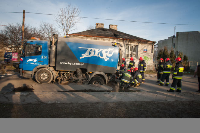 Jezdnia zapadła się pod śmieciarką