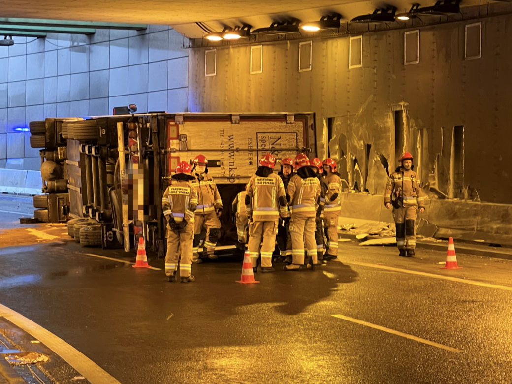 Ciężarówka z mięsem zablokowała tunel. Paraliż komunikacyjny na Ursynowie