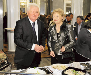 Andrzej Turski i jego nowa przyjaciółka Małgorzata Jedzą z jednego talerza