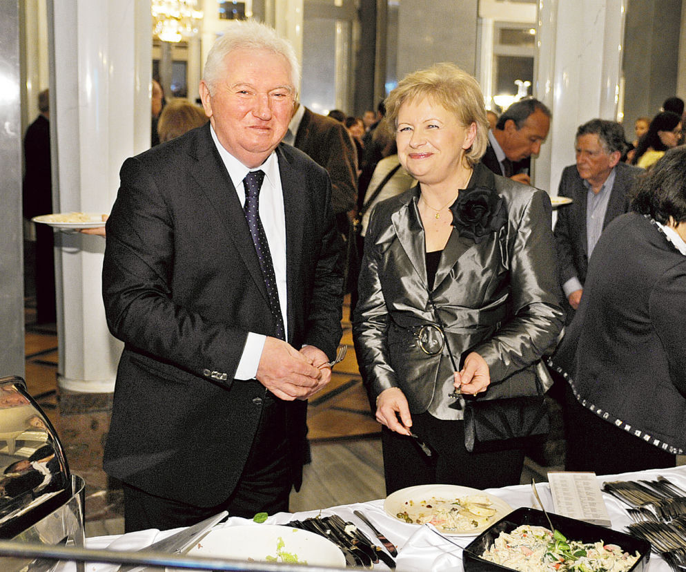 Andrzej Turski i jego nowa przyjaciółka Małgorzata Jedzą z jednego talerza