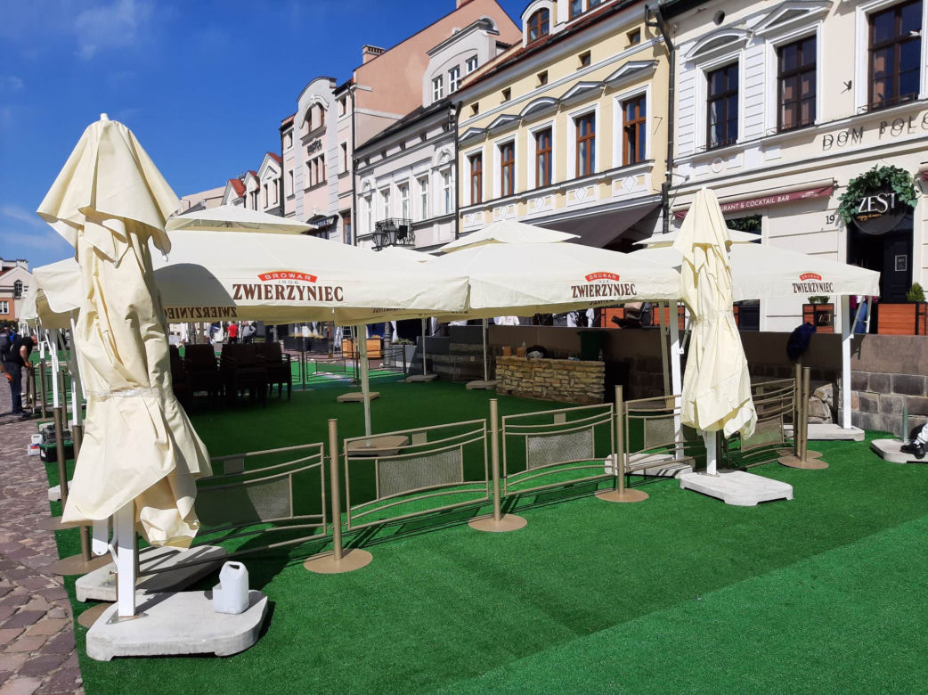 Trwa rozkładanie ogródków letnich w Rzeszowie. Które lokale rozłożą „parasole”?  