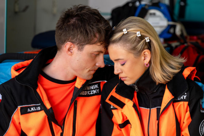 Na sygnale, odc. 916 po wakacjach. Britney (Paulina Zwierz), Alek (Adam Turczyk)
