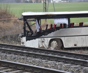Kierowca autobusu zginał na torach, zamknięty w śmiertelnej pułapce