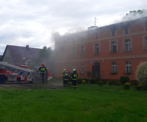 Pożar Wierzbica Dolna. Płonie poddasze trzypiętrowego budynku