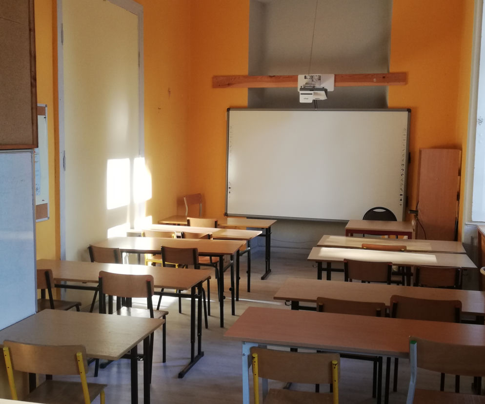 W obecnym budynku szkoły problemem są m.in. niewielkie sale lekcyjne, wąskie korytarze i brak sali gimnastycznej