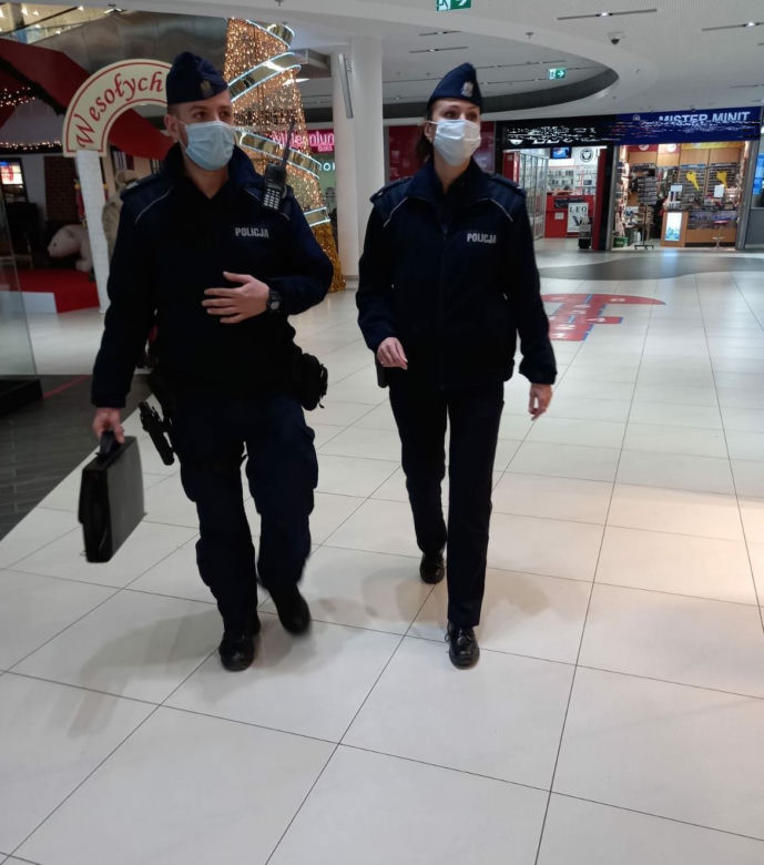 Policjanci kontrolują noszenie maseczek