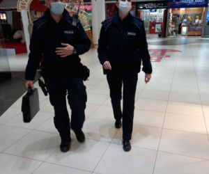 Policjanci kontrolują noszenie maseczek