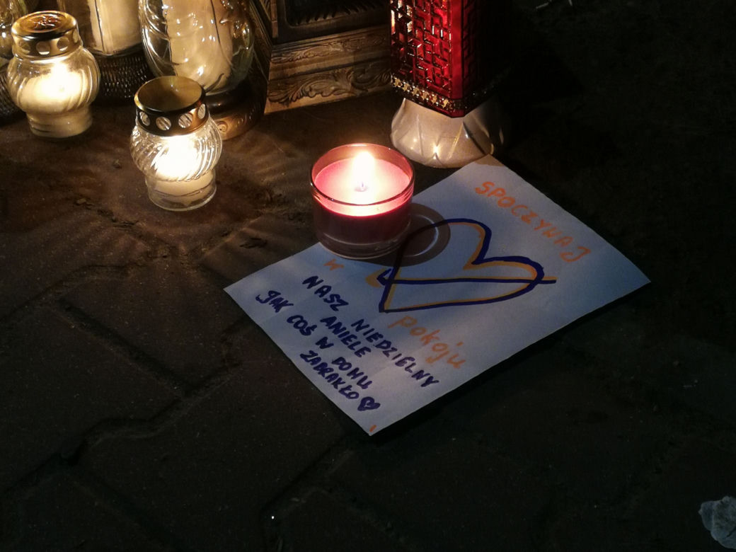 Tłumy przed warzywniakiem w Ząbkach. Mieszkańcy palą znicze i zostawiają kartki