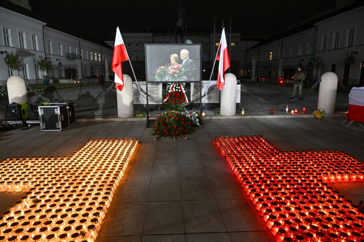 Kaczyński ściśnięty w tłoku pod pomnikiem smoleńskim