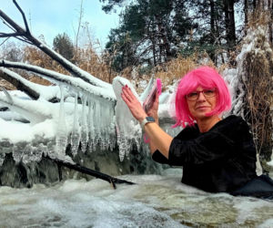 Kolorowe pożegnanie roku w lodowatej wodzie. Morsowy Sylwester 2025/2026 z grupą „Mors Może Więcej”