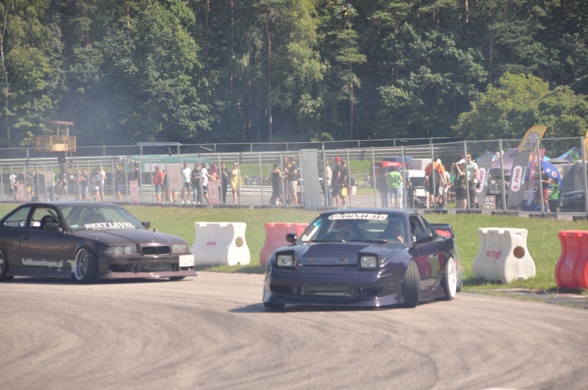 Auto Moto Fiesta 2023 na Torze Kielce. Dużo pięknych samochodów i pokazy driftu