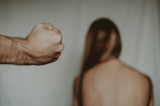 Zwabili młodą kobietę do domu i grozili, że ją okaleczą! Sceny jak z horroru