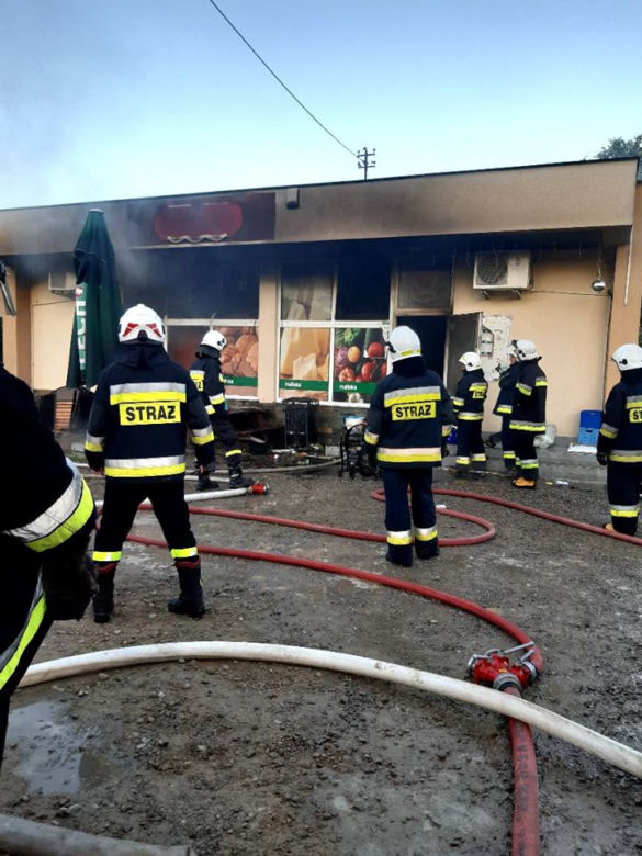 Pożar pod Tarnowem. Płonął sklep spożywczy