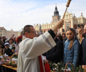 Kard. Ryś podczas błogosławienia pokarmów: Prawda tych świąt jest zawarta w tych pokarmach