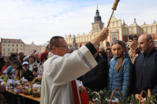 Kard. Ryś podczas błogosławienia pokarmów: Prawda tych świąt jest zawarta w tych pokarmach