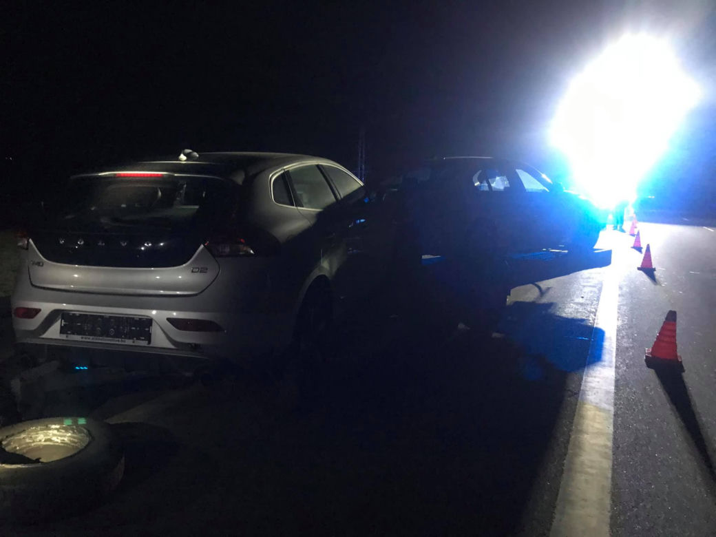 Kierowca ciężarówki stracił panowanie nad pojazdem. Zniszczone LUKSUSOWE auta!