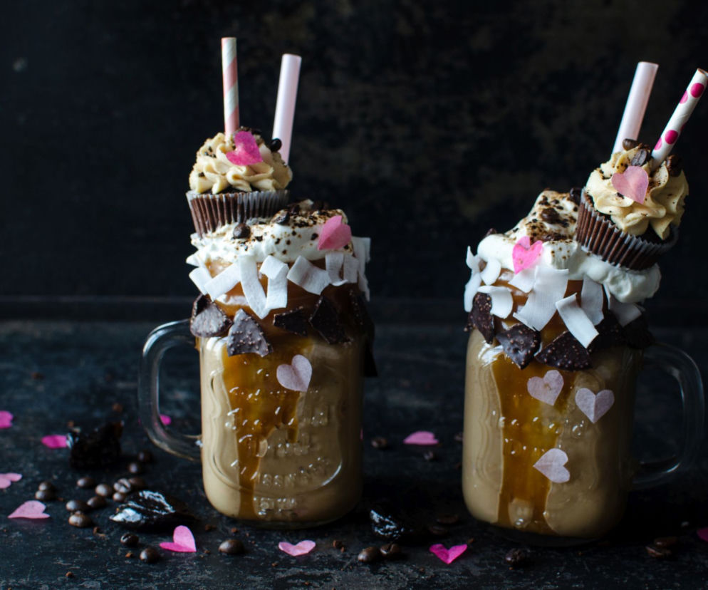Freakshake kawowy z mleczkiem kokosowym i śliwką kalifornijską