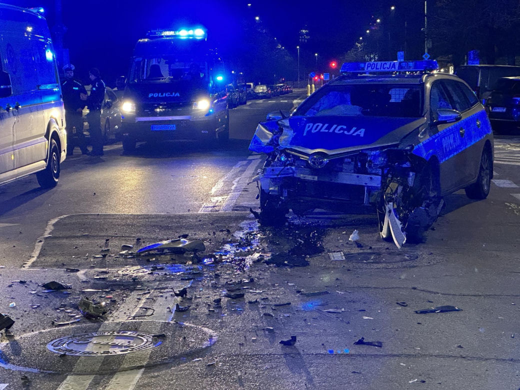 Jechali na interwencję, roztrzaskali radiowozy. Nocna kraksa na Pradze-Północ