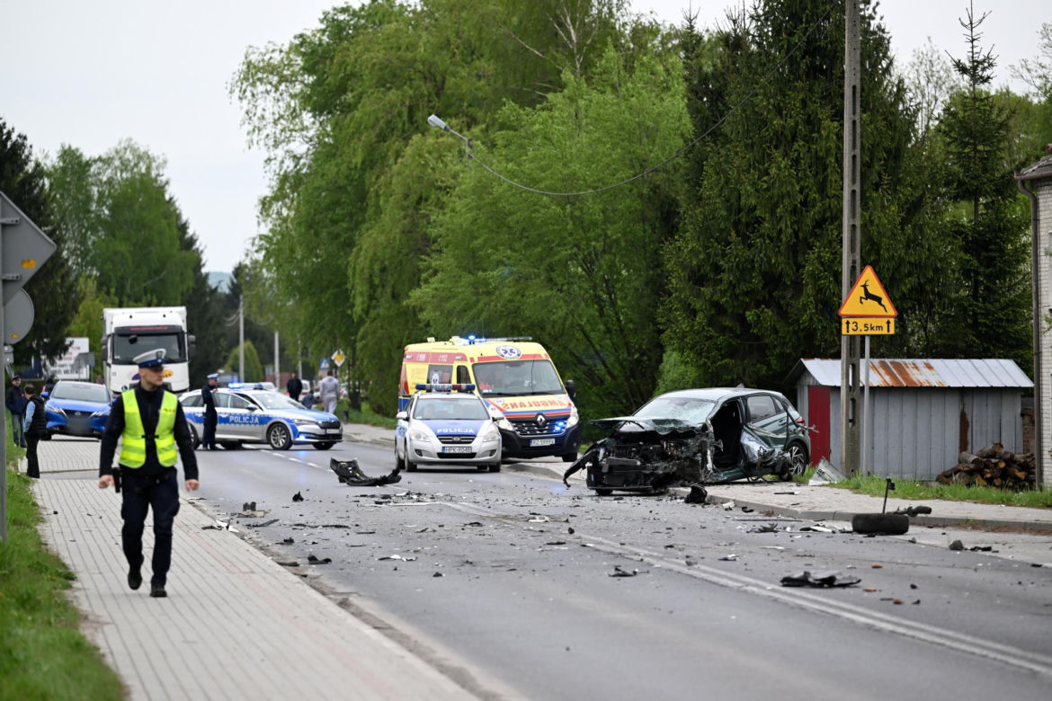 Wypadek w Tyczynie. Tir wjechał w przystanek.