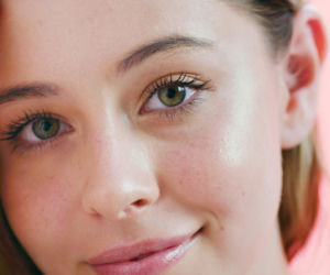 Rozświetlacz daje efekt glow, ale tylko przy dobrej aplikacji. Sprawdź, gdzie nakładać go, by wyglądać świeżo i naturalnie