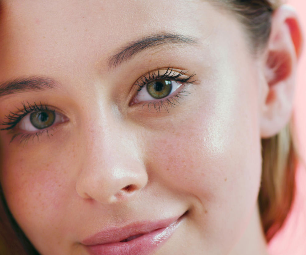 Rozświetlacz daje efekt glow, ale tylko przy dobrej aplikacji. Sprawdź, gdzie nakładać go, by wyglądać świeżo i naturalnie