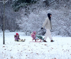 Maciej Pela zabrał córeczki na sanki