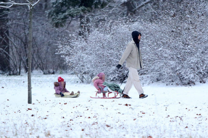 Maciej Pela zabrał córeczki na sanki