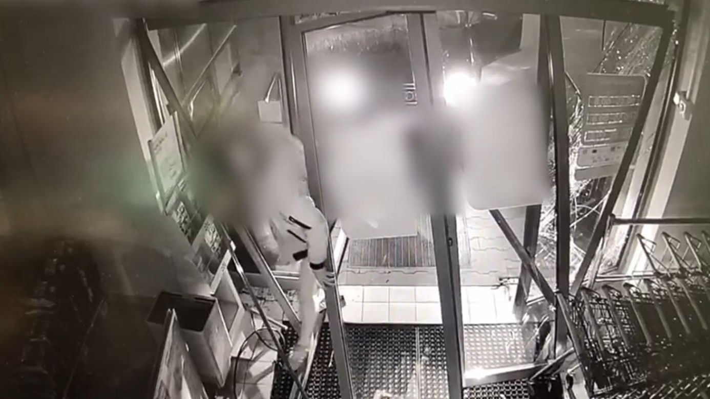 Pod osłoną nocy wjechał w drzwi sklepu i ukradł alkohol