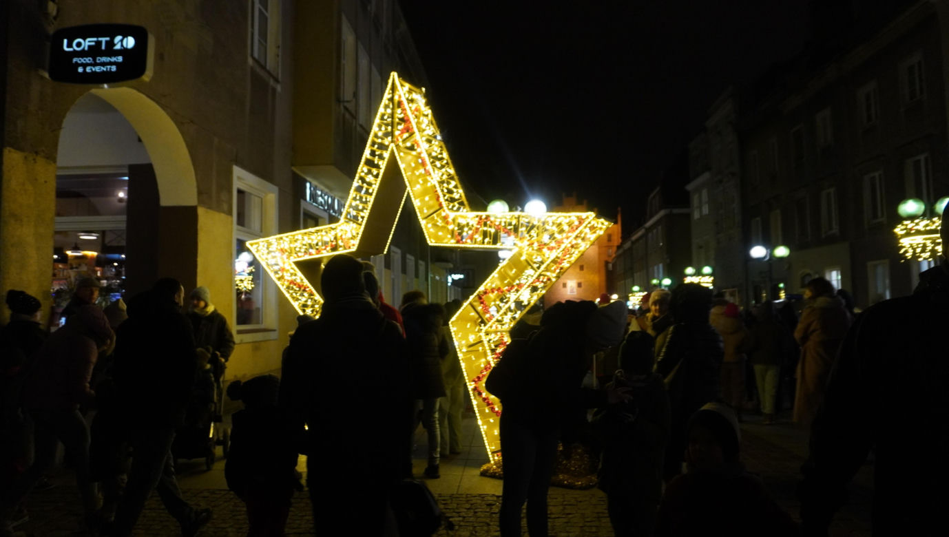 Olsztyn rozświetliły świąteczne iluminacje. Stare Miasto i centrum zachwycają!