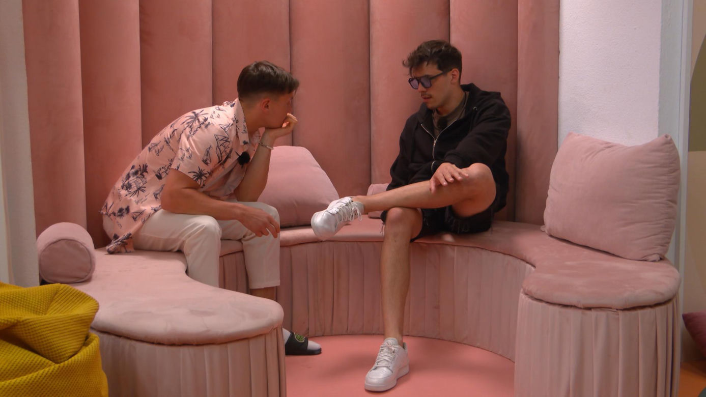 Love Island 9: Adrian zaliczył poważną wpadkę. Widzowie mają niezłą polewkę w komentarzach