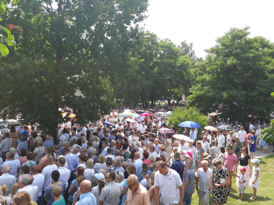 Białystok. Boże Ciało 2019. Wspólna procesja dwóch parafii: św. Jadwigi i NMP z Guadalupe