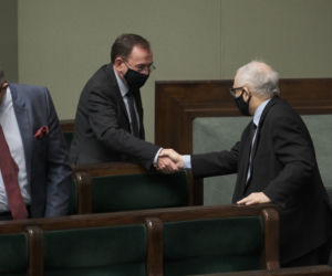 kaczyński w sejmie podpisuje książkę