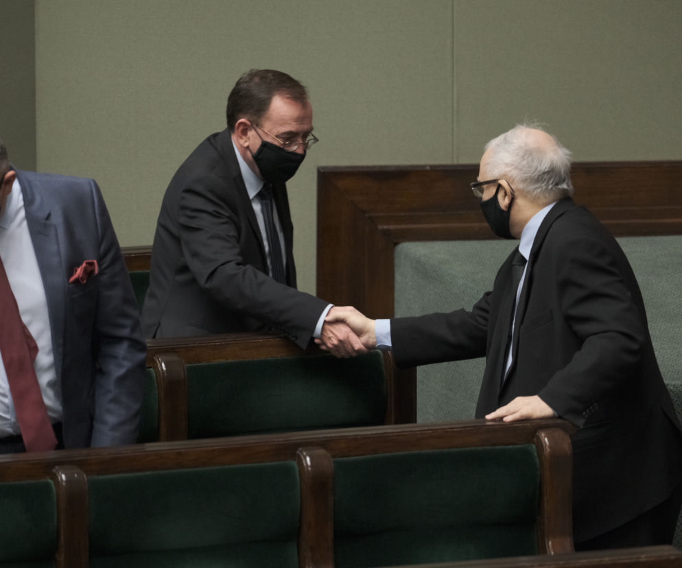 kaczyński w sejmie podpisuje książkę