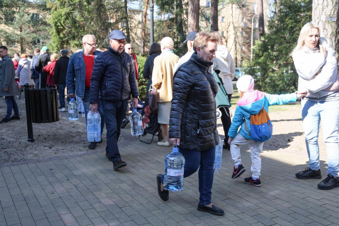 Awaria wody w Otwocku. Strażacy rozdawali wodę mieszkańcom (2.04.2025)