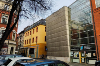 Nagle obok zabytków: elewacja z betonu i stalowej siatki. Bodaj najwybitniejsza współczesna kreacja architektoniczna w mieście. Biblioteka Caritas w Opolu