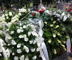Tragedia w Salisbury. Zamordowane kobiety pochowane w Tarnowie. Grobu nie widać spod kwiatów
