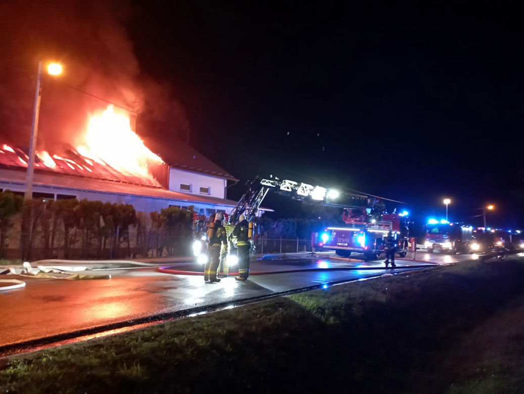 Strażów. Pożar hurtowni mebli [GALERIA]