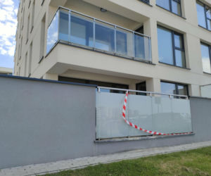 Matka dziecka, które wypadło z balkonu w Łomży, usłyszała zarzuty! Nie przyznaje się do winy