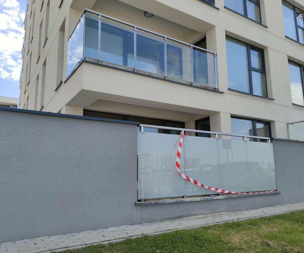 Balkon bloku przy ulicy Sybiraków, odgrodzony biało-czerwoną taśmą. O sprawie z Łomży przeczytasz na Eska Łomża.