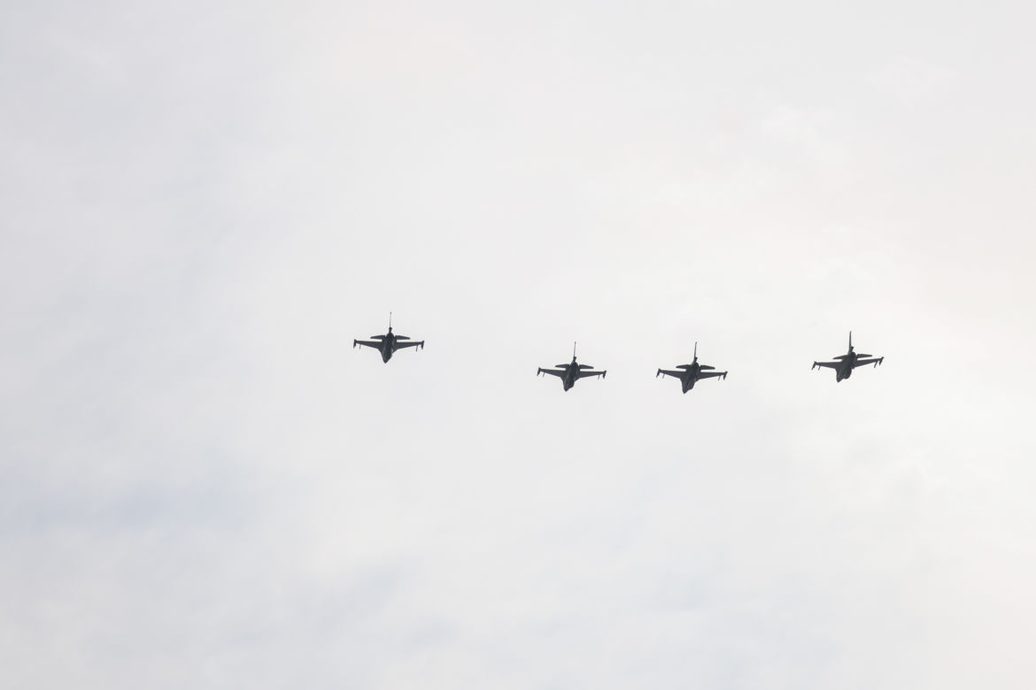 Myśliwce F16 nad Warszawą