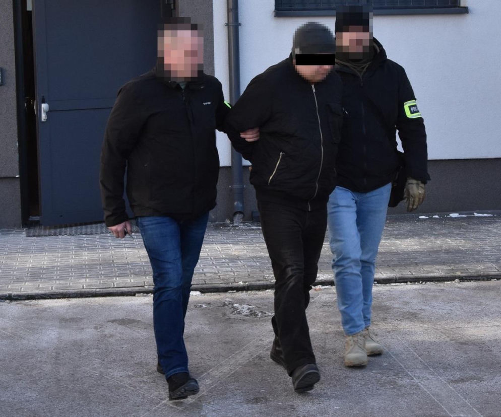 42-latek z powiatu siedleckiego przewoził nielegalne papierosy i próbował staranować policjanta