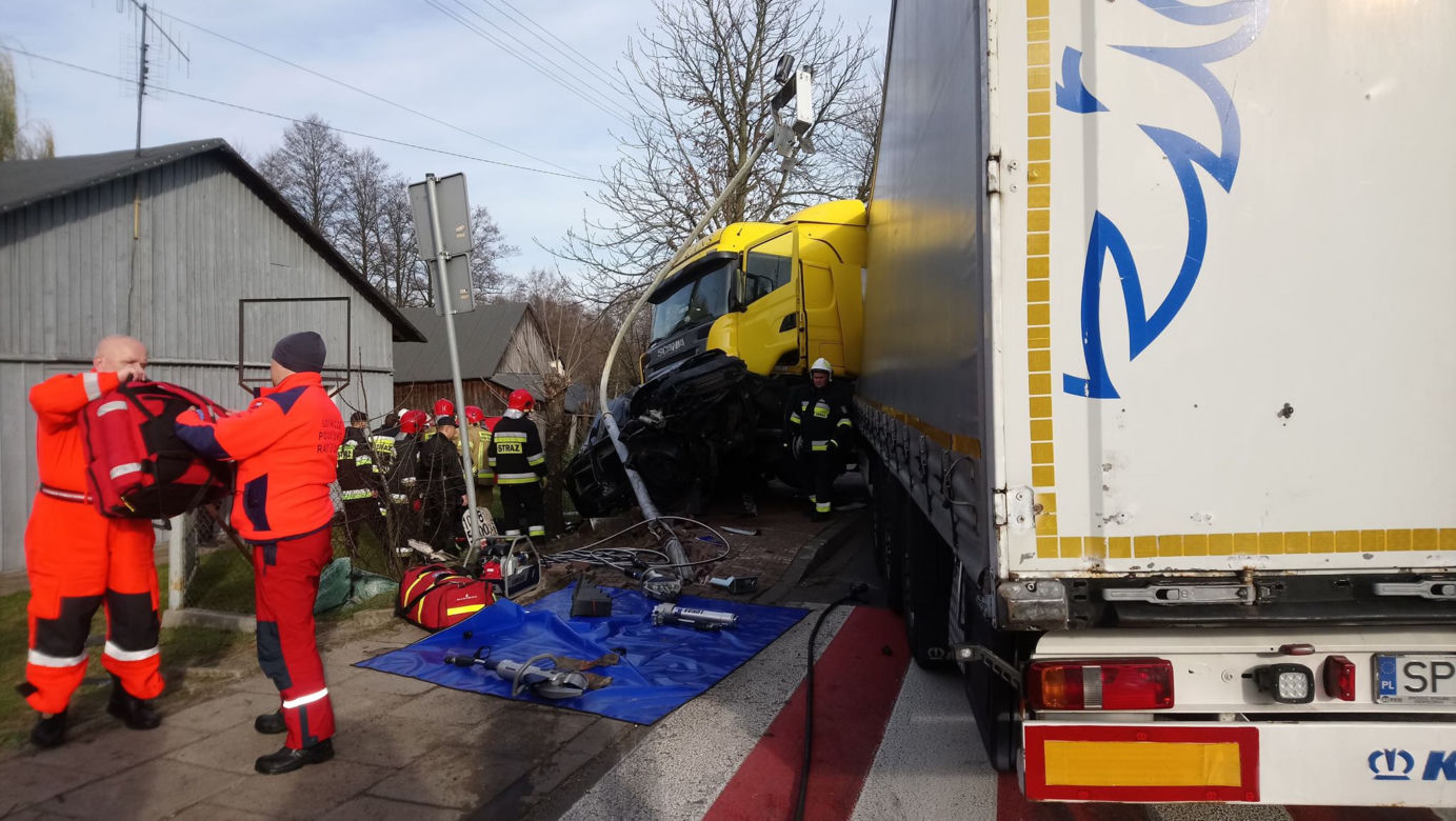 Śmiertelny wypadek w Drużbicach. Nie żyje kierowca osobówki
