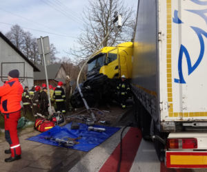Śmiertelny wypadek w Drużbicach. Nie żyje kierowca osobówki