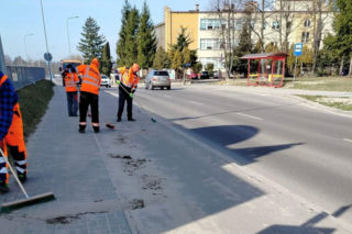 Sprzątanie miasta po zimie