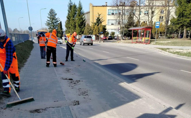 Sprzątanie miasta po zimie