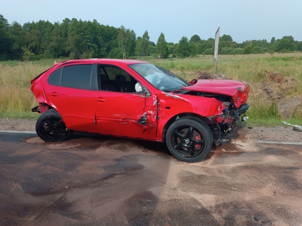 Roztrzaskali się na drodze. Dramatyczny wypadek, strażacy wycinali ludzi z wraków