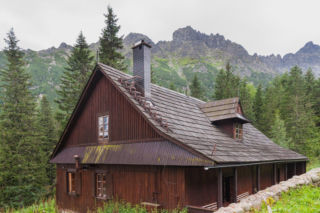 To jedna z najpiękniejszych wsi w Małopolsce. Jest ozdobą Tatr, a jej historia wiąże się z Neapolem