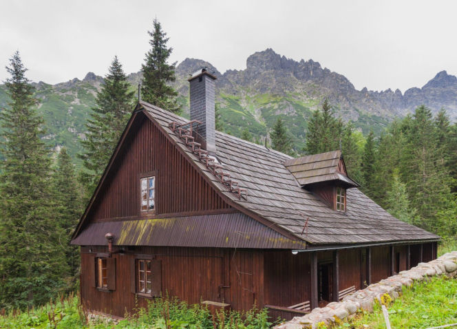 To jedna z najpiękniejszych wsi w Małopolsce. Jest ozdobą Tatr, a jej historia wiąże się z Neapolem