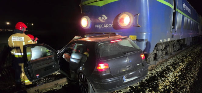 Kierowca porzucił auto na torach i uciekł. Zaraz potem w samochód uderzył pociąg